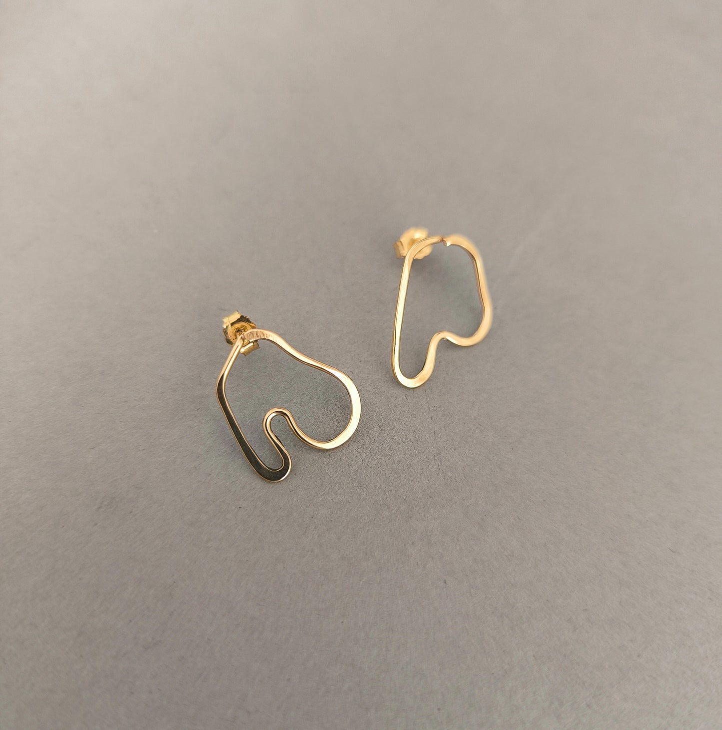 Boucles d'oreilles puces asymétriques en or laminé 14k