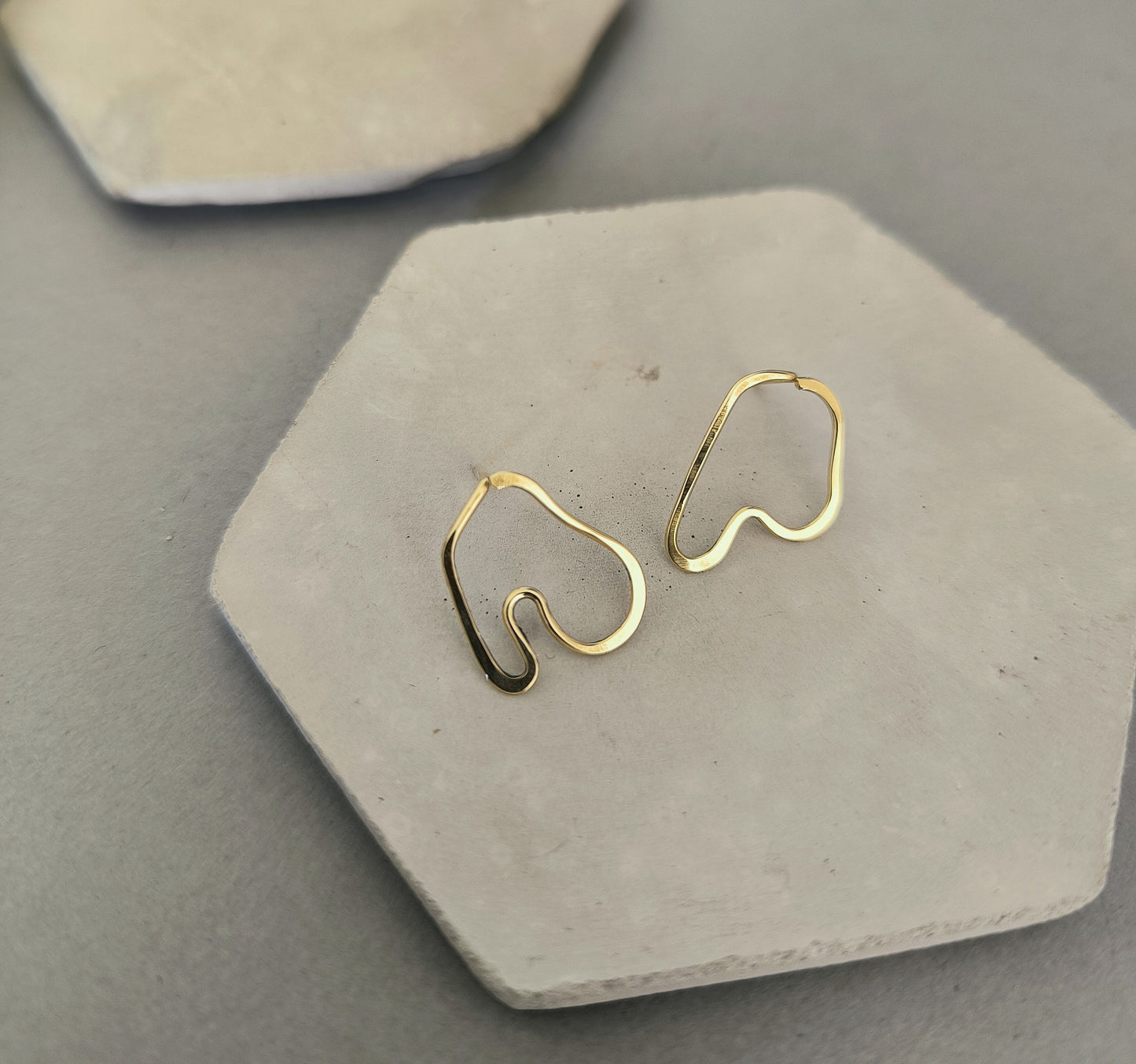 Boucles d'oreilles puces asymétriques en or laminé 14k
