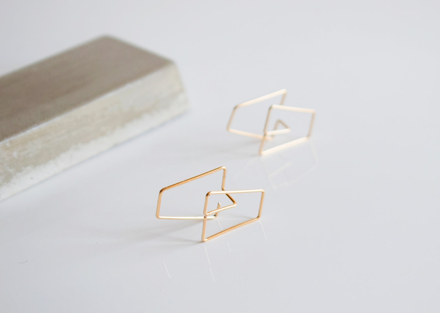 Boucles d'oreilles cubiques géométriques et architecturales en gold filled 14k